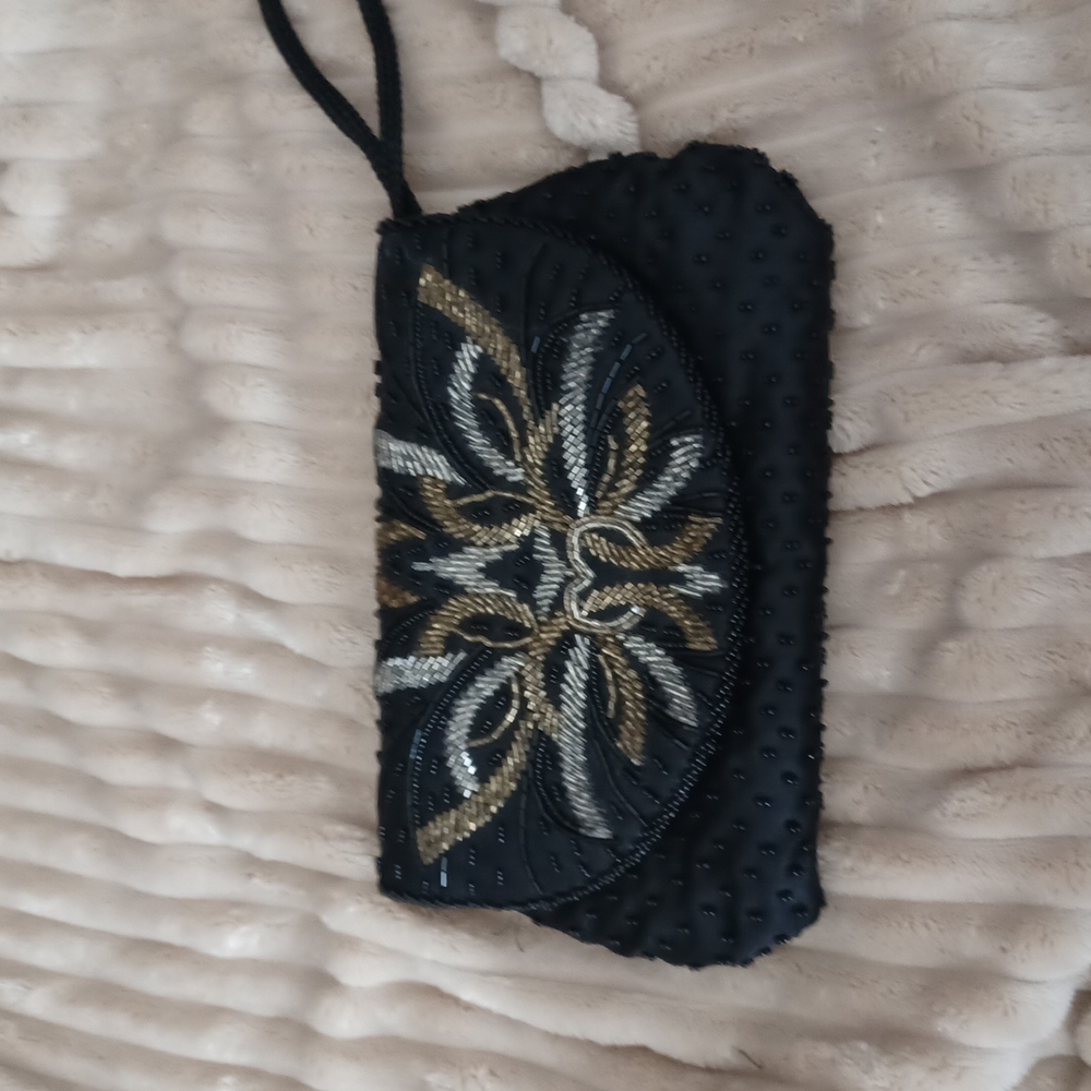 Beaded clutch